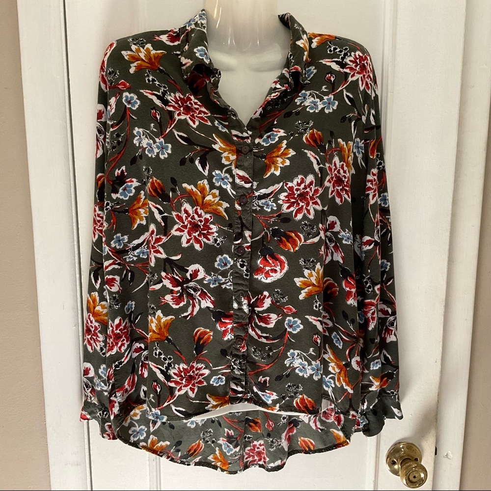 Bailey & Chloe Green Floral Button Down shirt Hi Lo style SZ Med